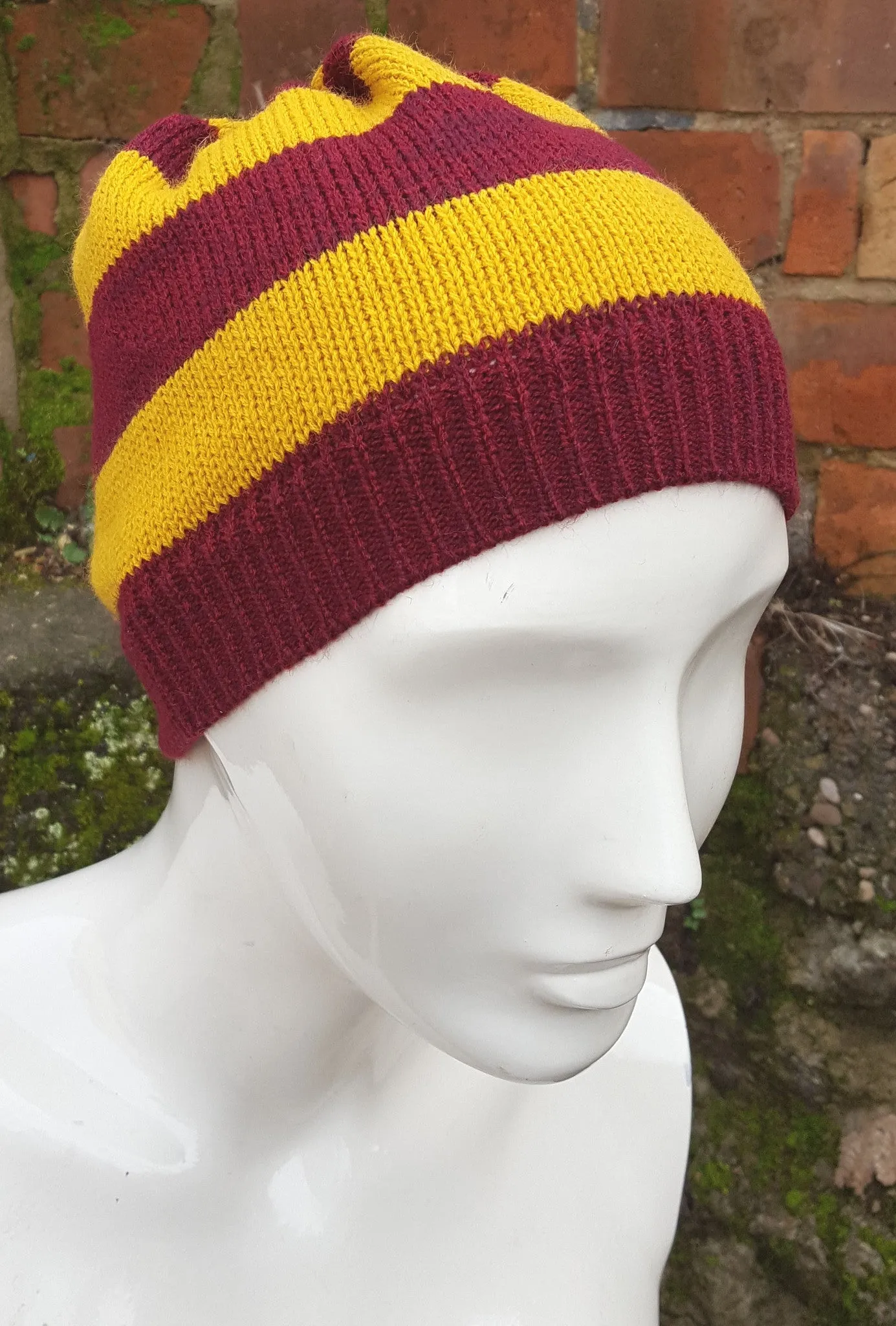 Gryffindor beanie hat, Hogwarts & Harry Potter inspired